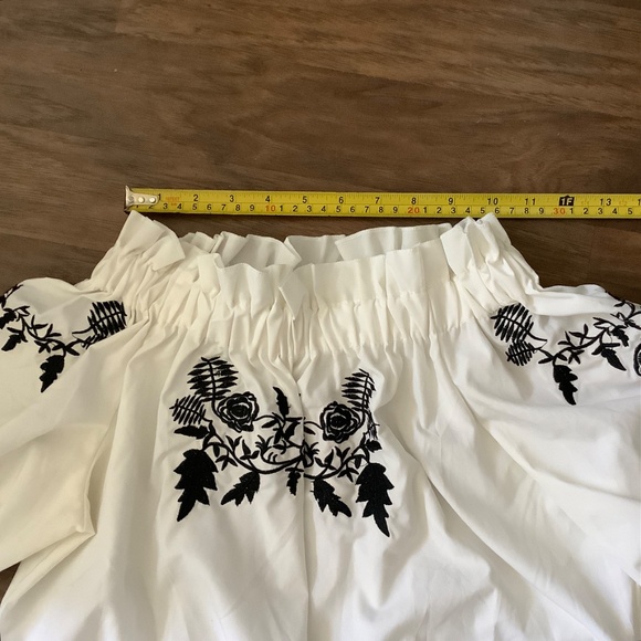 Vintage short sleeves white blouse with blue embroidery - Picture 5 of 7